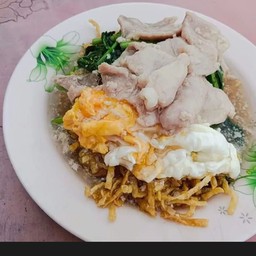 ราดหน้าหมี่กรอบพิเศษหมูไข่