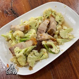 ผัดดอกกระหล่ำหมูกรอบ
