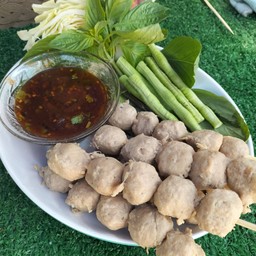 เอ็นเนื้อลูกชิ้นนึ่งสมุนไพรไม้ละ