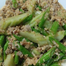 ข้าวราดผัดถั่วฝักยาว-แตงกวาใส่หมูสับ