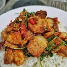 ข้าวกะเพราหมูกรอบ-ไก่ย่างแจ่ว