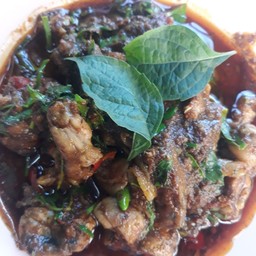 ผัดเผ็ดไก่ใบยี่หล่า