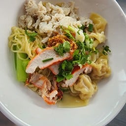 บะหมี่เกี๊ยว ปู หมูแดง (หมูย่างเมืองตรัง)