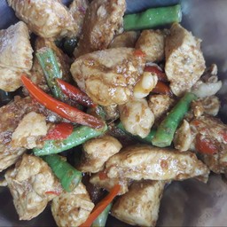 ผัดเผ็ดไก่ถั่วฟักยาว