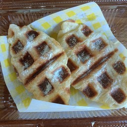 ครอฟเฟิล เคลือบน้ำตาลคาราเมล + น้ำ้ตาลไอซิ่ง 2 ชิ้น