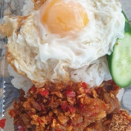 ข้าวหมูกรอบผัดพริกแกลือ