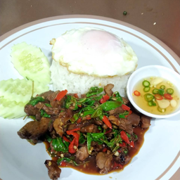 กระเพราเครื่องในไก่
