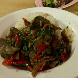 กระเพราเครื่องในไก่ราดข้าว