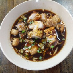 เกาเหลาหมูกรอบนำดำ