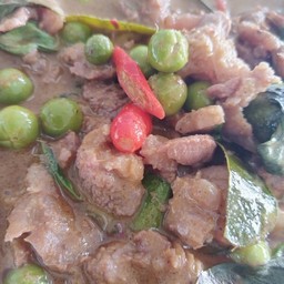 พะแนงหมูราดข้าว