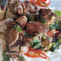 ข้าวกะเพราเครื่องในไก่