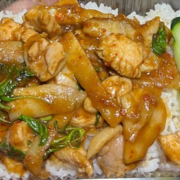 ข้าวผัดพริกแกงหน่อไม้ดอง