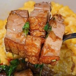 ข้าวไข่ข้นกะเพราหมูกรอบ