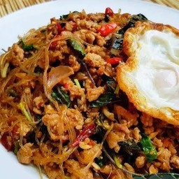 ข้าวกะเพราวุ้นเส้นหมูสับ-ไข่ดาว