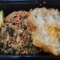 กะเพราหมูสับข้าวคลุก + ไข่ดาว