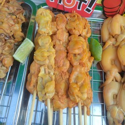นายหนวด หมึกย่างเตาถ่านตลาดคลองถมหน้าโรงฆ่าสัตว์
