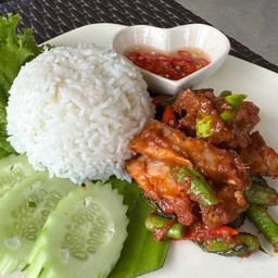 หมูกรอบผัดพริกแกงราดข้าว