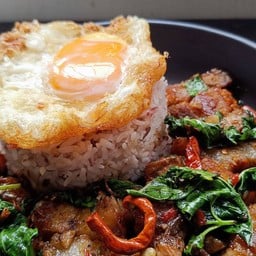ข้าวกะเพราหมูกร๊อบ กรอบ +  ฟรีไข่ดาว