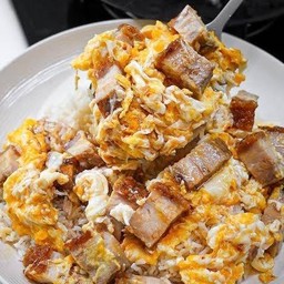 ข้าวหมูกรอบผัดไข่