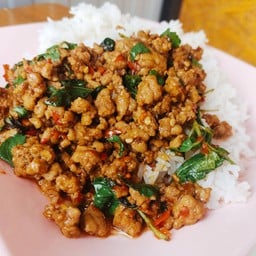 ผัดกะเพราหมูสับพริกแห้งราดข้าว