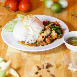 กะเพราหมูกรอบราดข้าว