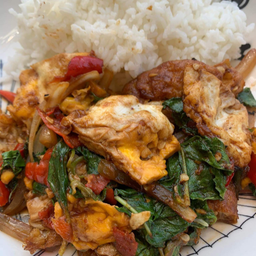 กะเพราไข่ดาวราดข้าว