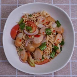 ยำมาม่าไส้กรอกชีส