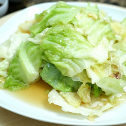 กระหล่ำปลีผัดน้ำปลาราดข้าว