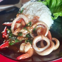 ทะเลผัดกะเพราราดข้าว