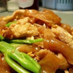 เส้นใหญ่ผัดไก่-ไข่ออนเซ็น