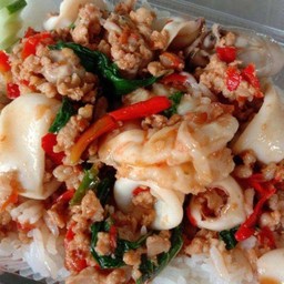 ข้าวกระเพรารวมมิตร หมู+หมึก+กุ้ง