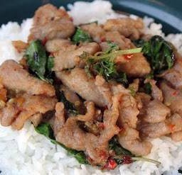 ผัดกะเพราหมูชิ้นพริกแห้งราดข้าว