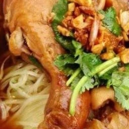 ก๋วยเตี๋ยว หมูตุ๋น ไก่ตุ๋น ลุงแดง และ อาหารตามสั่ง