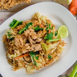 มาม่าผัดกะเพราหมูสับ-ไข่เยี่ยวม้า