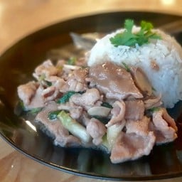 หมูผัดน้ำมันหอยราดข้าว