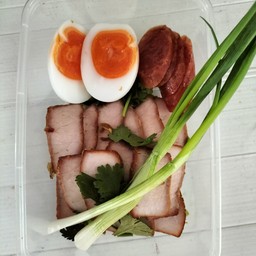 ชุดหมูแดง