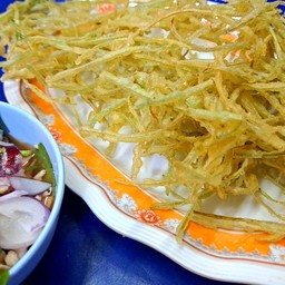 ยำผักบุ้งกรอบ