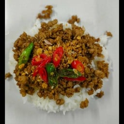 ข้าวหมูสับ กระเทียมพริกทอด ห่อกระดาษ