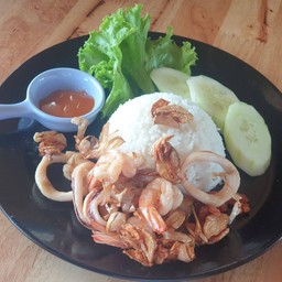 ทะเลกระเทียมราดข้าว