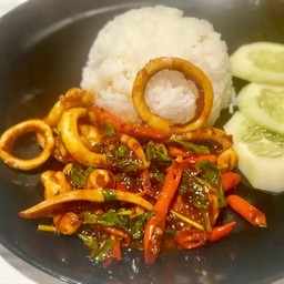 ปลาหมึกผัดพริกเผาราดข้าว