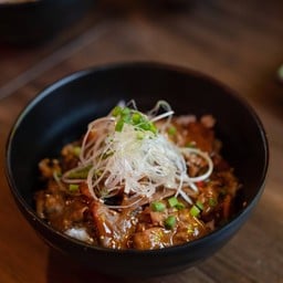 ข้าวหน้าหมูน้ำมันงา