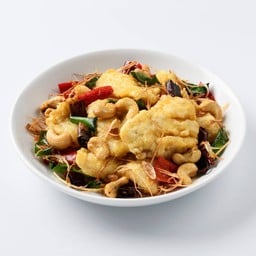 เนื้อปลากระพงผัดพริกแห้งเม็ดมะม่วงสมุนไพร