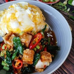ข้าวไข่ข้นผัดฉ่าหมูกรอบ