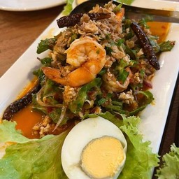 ยำถั่วฝักยาวหมูสับพริกเผากุ้งไข่ต้มเด็ดหอมๆ