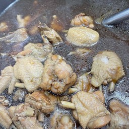 ปีกไก่น้ำแดง