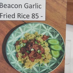 ข้าวผัดกระเทียมเบคอน