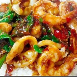 ข้าวกระเพรากุ้งปลาหมึก