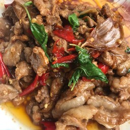 ข้าวกะเพราเนื้อชิ้น (พริกสด)