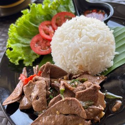 ตับหมูผัดกะเพราราดข้าว