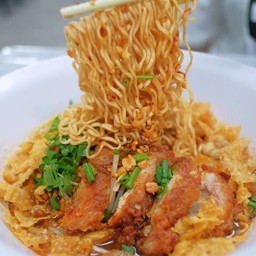 มาม่าผัดแห้งไก่ทอด
